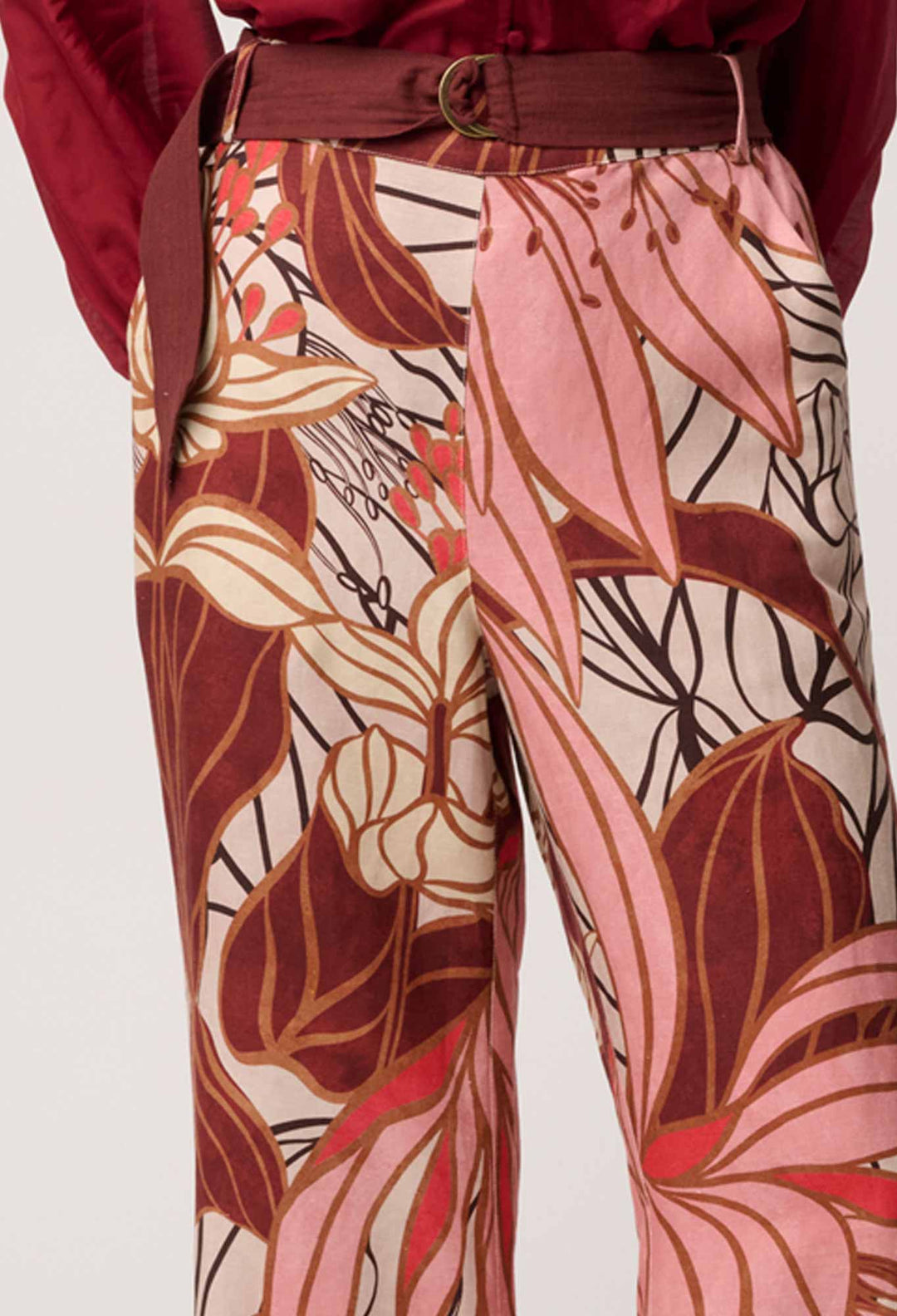 UNDER 5"4 Adele Linen Viscose Belted Printed Pant in Cathedral Botanic