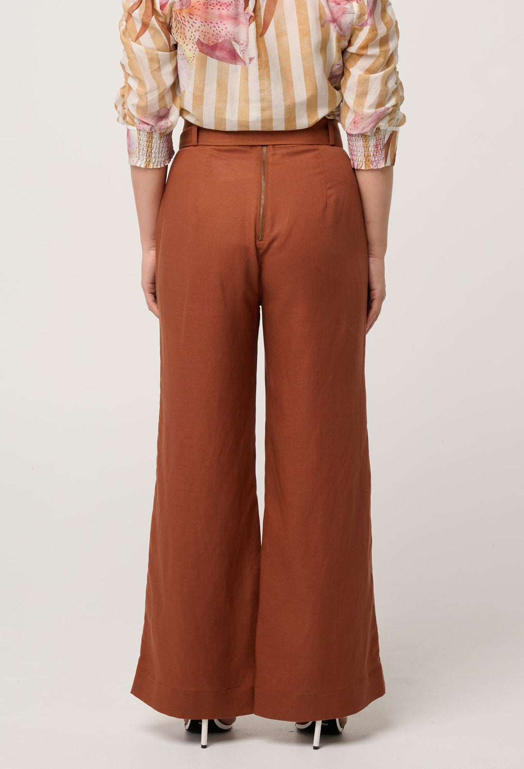 UNDER 5'4 Grace Tencel Linen Contrast Bind Pant in Caramel