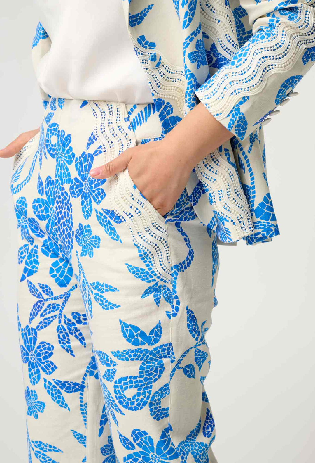 PETITE Leandro Contrast Lace Linen Viscose Stretch Pant in Azure Mosaic