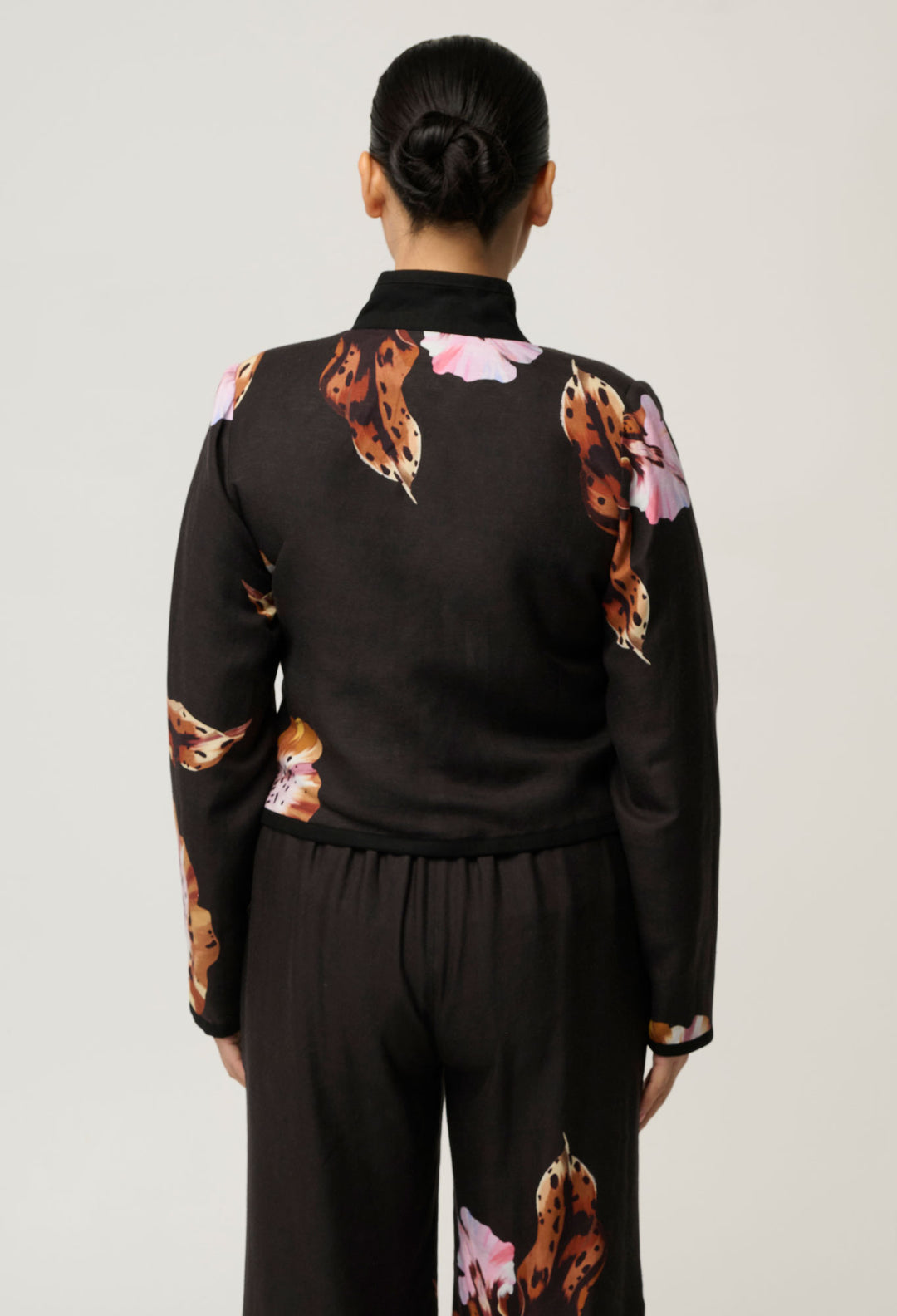 UNDER 5'4 Delray Reversible Printed Linen Jacket in Sunset Orchid/Noir Orchid
